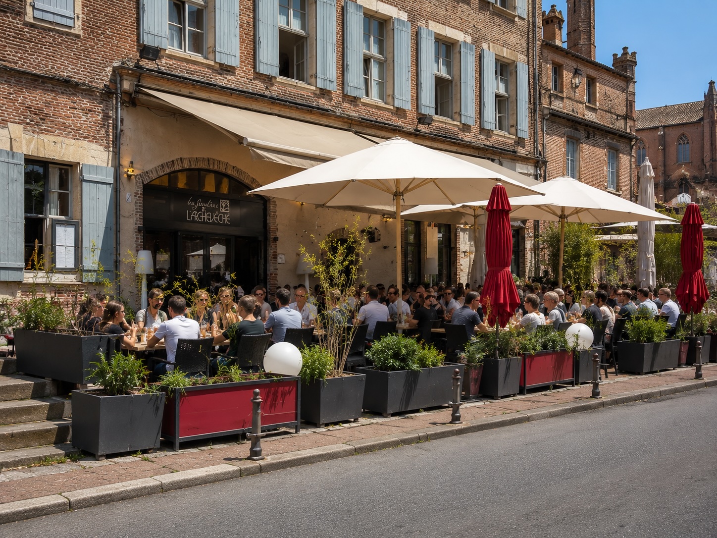 Façade et terrasse du restaurant Les Jardins de l'Archevêché à Albi