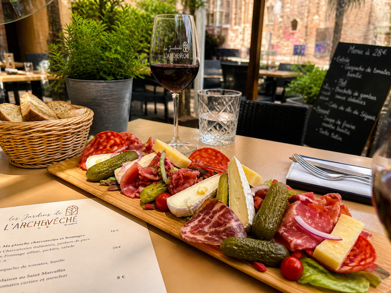 Plateau à partager charcuterie et fromage aux Jardins de l'Archevêché à Albi